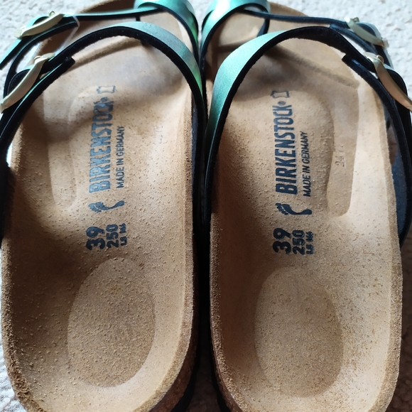 Birkenstock Mayari
Graceful Gemm Gold Sandal NWT - Picture 10 of 12